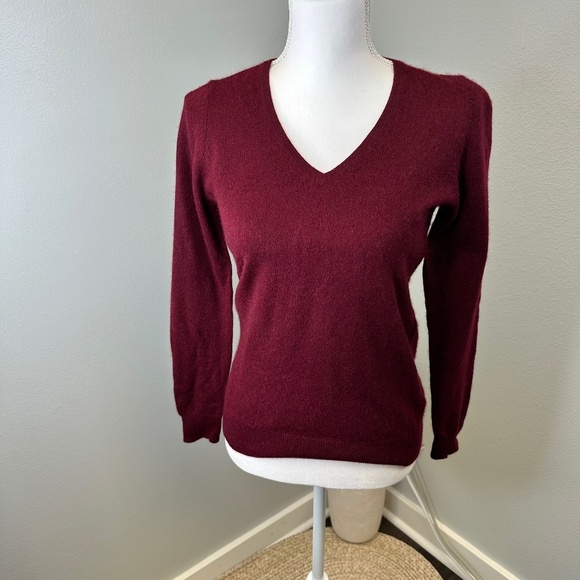 Charters Club 100% Cashmere V-Neck Burgundy Sweater size Small - Picture 1 of 6